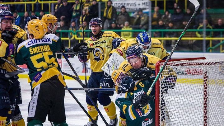 Sudí zakázali podání rukou ve Vsetínském derby kvůli nechutnému chování hráčů - Olesz hlásil ostudu.