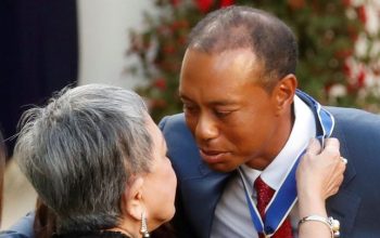 Woods se dojemně rozloučil se zesnulou matkou, Trump mu vyjádřil soustrast