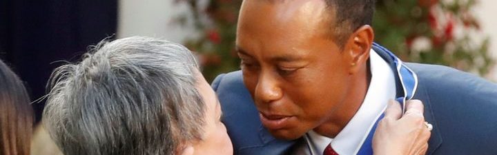 Woods se dojemně rozloučil se zesnulou matkou, Trump mu vyjádřil soustrast