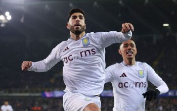 Aston Villa postoupila do čtvrtfinále Ligy mistrů po vlastním gólu a penaltě.