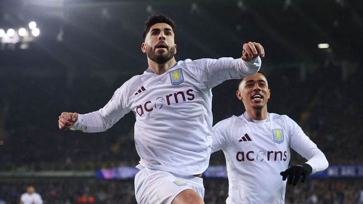 Aston Villa postoupila do čtvrtfinále Ligy mistrů po vlastním gólu a penaltě.