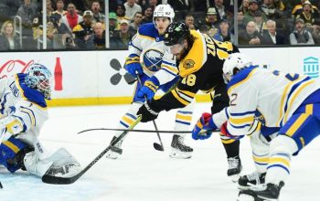 Boston se stále potýká s prohrami, i přes snahu Zacha a Pastrňáka získat potřebné body.