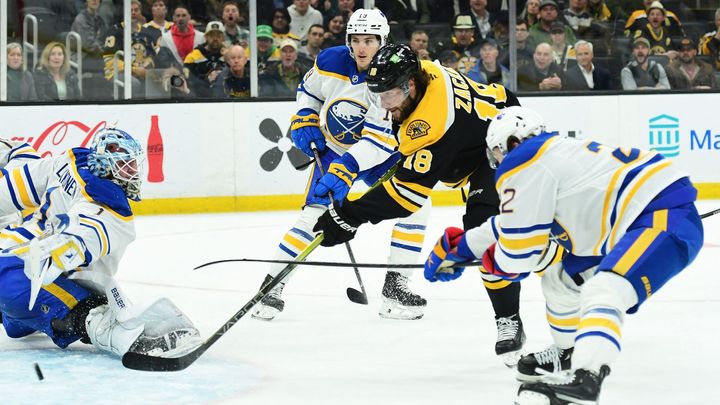 Boston se stále potýká s prohrami, i přes snahu Zacha a Pastrňáka získat potřebné body.