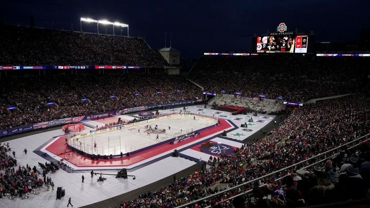 Druhá nejvyšší návštěva v historii NHL při hokejovém zápase s téměř sto tisíci fanoušky.