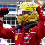 Hamilton předvedl svou sílu a získal první vítězství ve sprintu s Ferrari