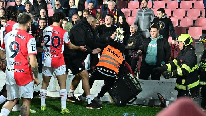 Incident po pražském derby: Bořil polil fanouška Sparty, zasahovala ochranka.