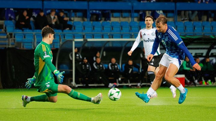 Legia Warsaw s Tomášem Pekhartem prohrála v úvodním zápase osmifinále Konferenční ligy s týmem Molde 2:3.