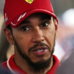 Lewis Hamilton diskutoval s týmem a následně byl vyloučen závodění v Číně po výhře ve sprintu.