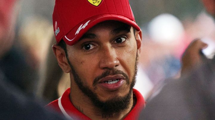 Lewis Hamilton diskutoval s týmem a následně byl vyloučen závodění v Číně po výhře ve sprintu.