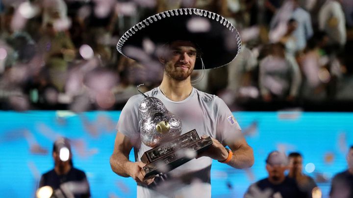 Macháč triumfuje v sombreru: Vítězství na turnaji ATP v Mexiku.