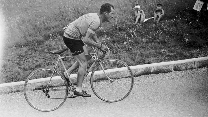 Fotograf pašoval fotografie do kláštera ve speciálním rámu a železný muž získal medaili za svou duši.