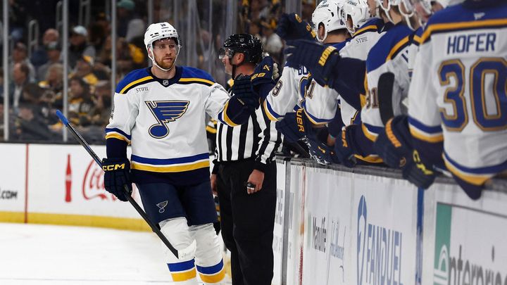 Šampion základní části čelí ohrožení v sedmém zápase díky Faksovi a Blues.