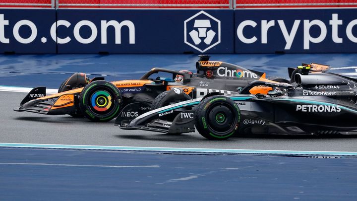 Sprintový závod v Miami ovládl McLaren po bouračce, Norrisovi pomohl safety car.