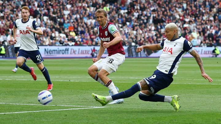West Ham s Tomášem Součkem v základní sestavě opět neuspěl, Bayern slaví mistrovský titul.
